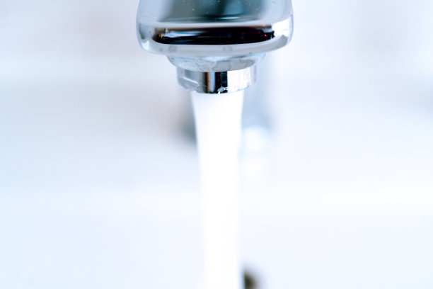 预防冠状病毒感染的人要勤洗手，避免在卫生间内传播。在流动的水龙头或没有肥皂的水龙头下洗手。卫生防护理念图片下载