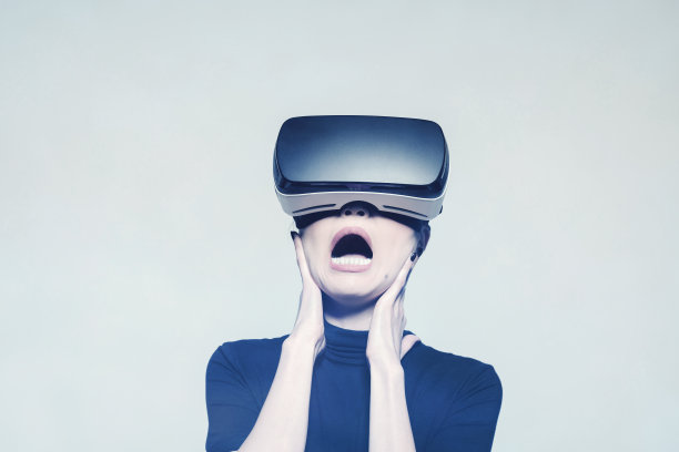 震惊的年轻女子使用虚拟现实眼镜图片下载