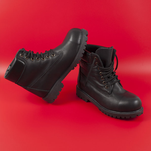 一双以深红色为背景的男鞋图片下载