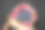 一名女子用蓝莓和粉红色的花朵围成一圈图片下载