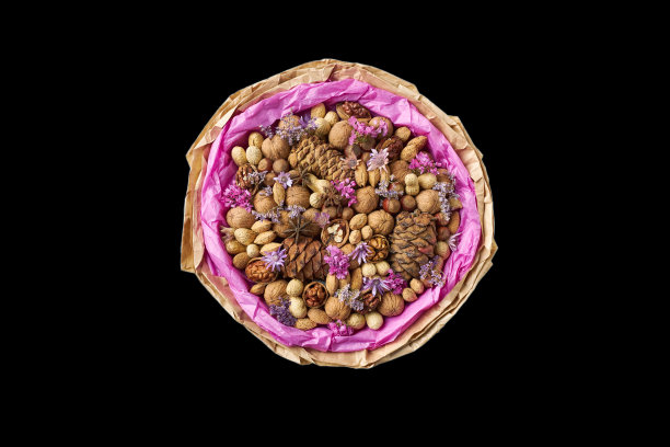 美丽的设计师花束坚果和蛋卷在一个黑色的背景。从上面的观点图片下载