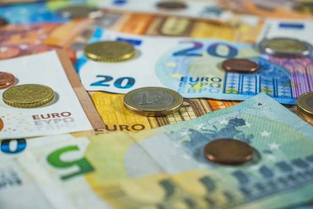 欧元货币，欧元现金背景有硬币、纸币图片下载