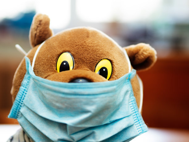 带医用口罩的泰迪熊在COVID-19大流行冠状病毒检疫期间，卫生是避免疾病的最重要方式图片下载