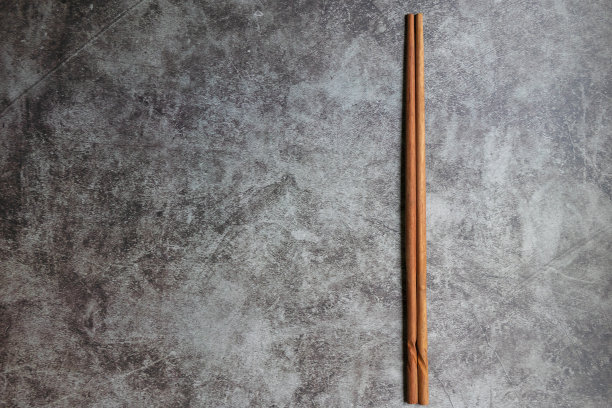 木制筷子孤立在灰色复古背景与复制空间。图片下载