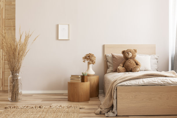 明亮和自然的酒店房间内的单人床和木质床头柜与鲜花图片下载