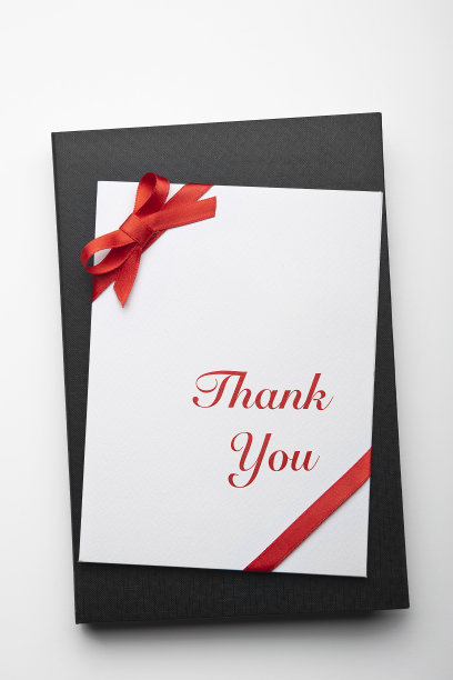 信封与红丝带和感谢您的黑簿图片下载