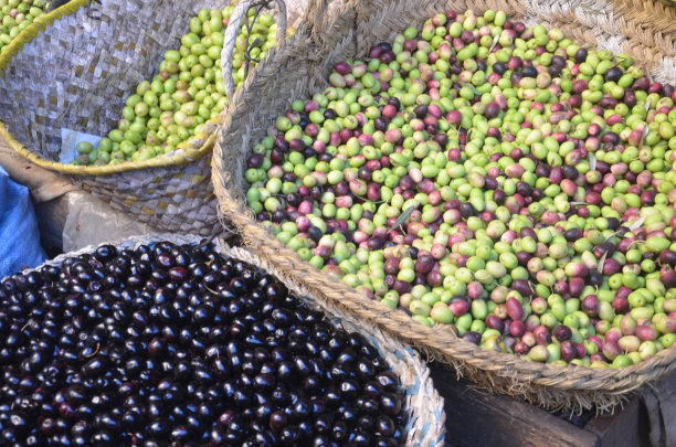 卖新鲜橄榄的市场。图片下载