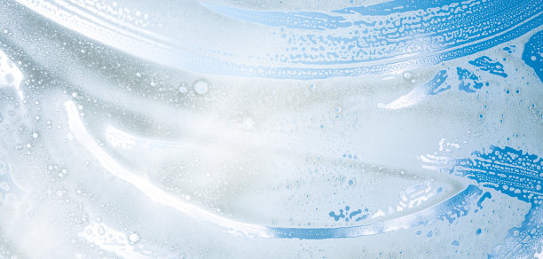 窗户清洁工在阳光明媚的日子用橡胶滚子和雨刷清洁窗户图片下载