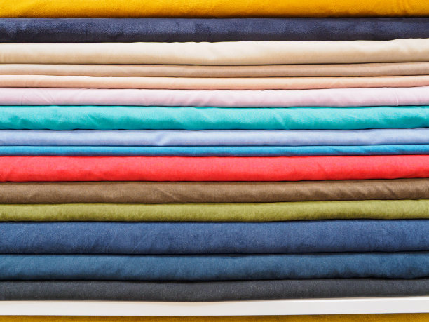 彩色天然织物的样品特写。店里有各式各样的亮色面料。裁缝或时装设计师为缝制时装系列选择布料图片下载