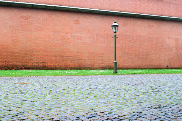 旧灯柱靠砖墙，圣彼得堡。图片下载