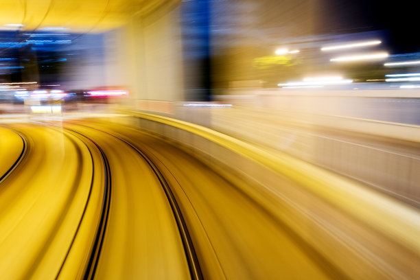 夜间的运动模糊了城市中的铁路轨道图片下载