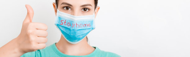 戴着医用口罩的年轻女子的肖像在白色背景下呆在家里。人是快乐的，因为她终于健康了。保护你的健康。冠状病毒自我隔离概念图片下载