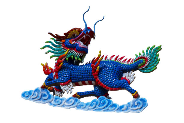 中国蓝色麒麟雕像为装饰，在寺庙中孤立在白色背景上。图片下载