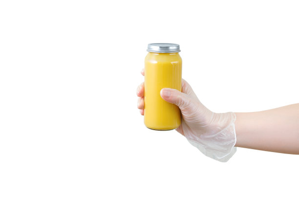 戴着防护手套，手里拿着一罐苹果酱罐头。白色的隔离。图片下载