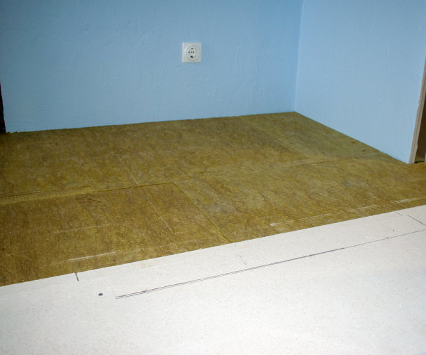 公寓内部的隔热和隔音保护。石膏纤维板和绝缘毡制成的石羊毛家居地板。图片下载