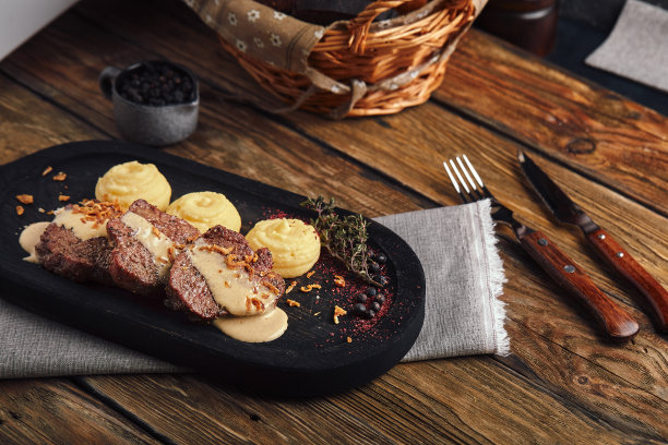 鲜嫩的猪排配土豆泥，意大利传统美食。食物照片，木材背景。低调图片下载