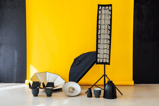 照相馆设备闪光灯配件摄影师黄色背景图片下载