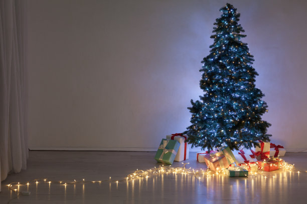 圣诞树与礼物和灯花环新年假期的背景图片下载
