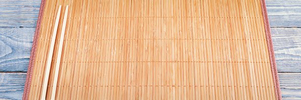 两根筷子放在竹席上图片下载