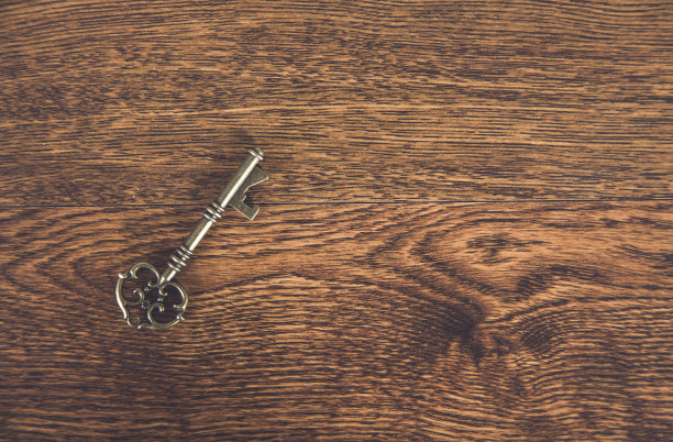 桌上的古董钥匙图片下载