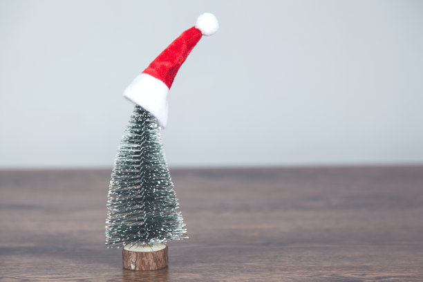 桌上放着节日帽和黑板图片下载