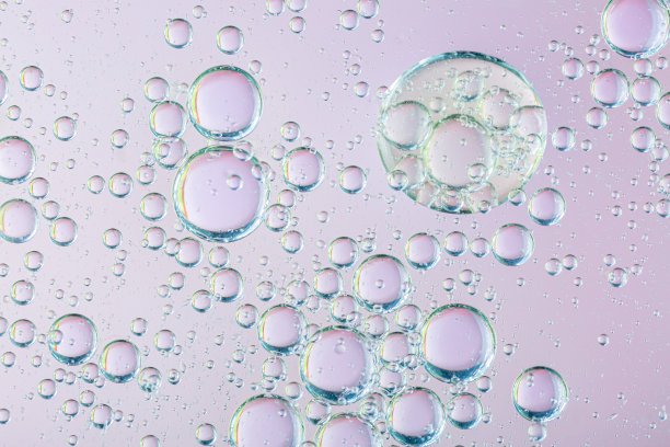 一个美丽的水和油画艺术与丙烯酸颜料的颜色在宏观生活大小。它创造了美丽的线条，形状，水滴，油滴在彩色的水和油图片下载