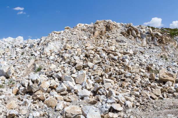 砂石大的石头在一个采石场的特写。采矿行业。图片下载