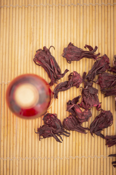 玻璃容器中的红色饮料和干树叶图片下载