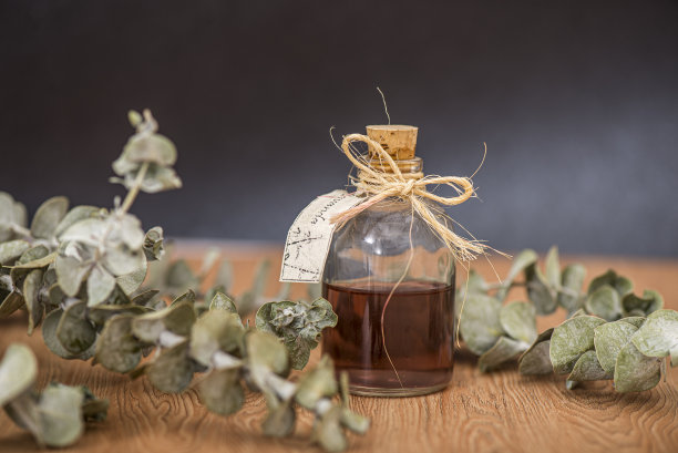 玻璃容器伴干叶图片下载