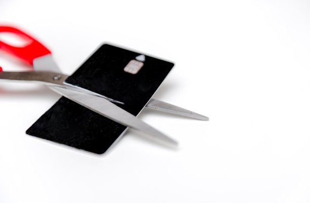 用剪子剪信用卡止付保危机费。图片下载