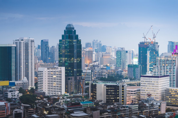 全景城市景观商业区(makkasan,baiyok, Ratchaprarop, patunam曼谷，泰国)鸟瞰高层建筑在黄昏图片下载