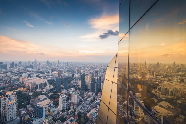 全景城市景观商业区(makkasan,baiyok, Ratchaprarop, patunam曼谷，泰国)鸟瞰高层建筑在黄昏图片下载