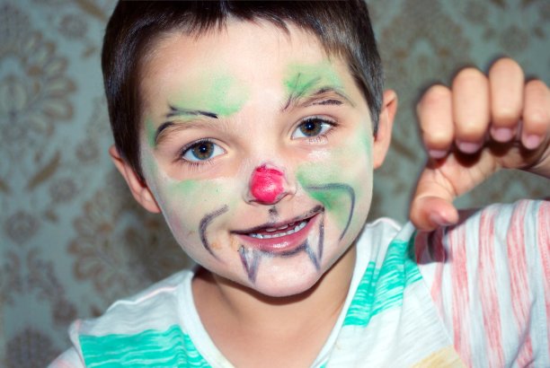 小男孩的脸被画了图片下载