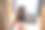 一个女人用笔记本电脑的USB线给已经报废的智能手机充电图片下载