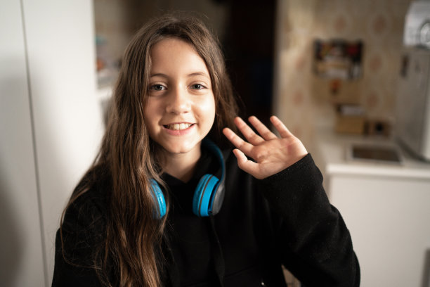 在家里打视频电话的女孩-摄像机的视角图片下载