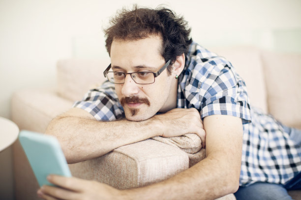 年轻人在家图片下载