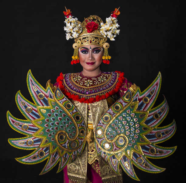 巴厘岛乐贡舞者的美丽肖像。图片下载