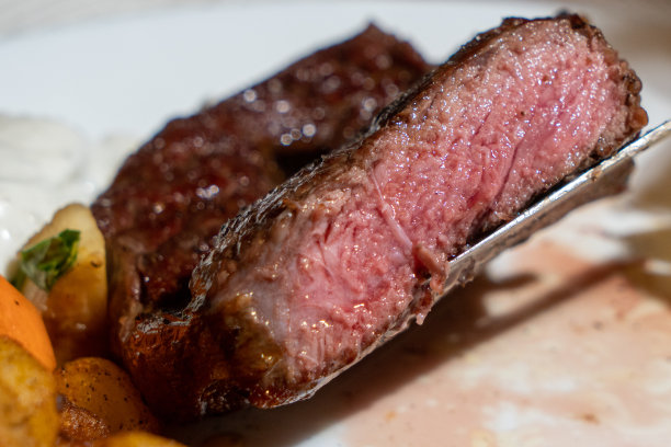 五分熟的牛排图片下载