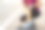 膝盖受伤。在跑道上进行跑步训练时肌肉受伤，强壮的运动腿用手按住膝盖，疼痛的女运动员。保健和运动概念。图片下载