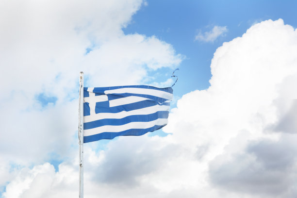 以蓝天为背景的蓝色希腊国旗图片下载