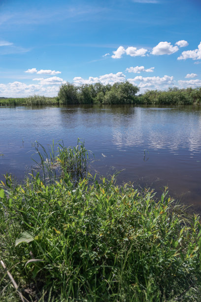 美丽的春江在大自然中流淌。早晨和晚上的风景五彩缤纷。去世界上荒芜的地方旅行。设计素材照片图片下载