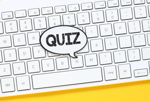 测验与语音气泡在白色键盘背景-概念。图片下载