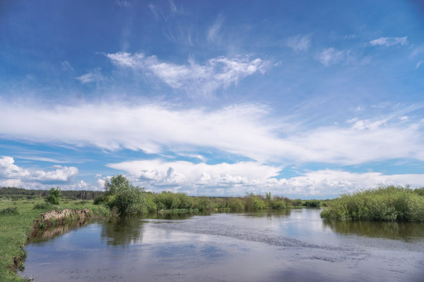 美丽的春江在大自然中流淌。早晨和晚上的风景五彩缤纷。去世界上荒芜的地方旅行。设计素材照片图片下载