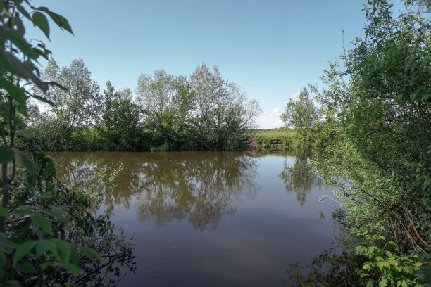 美丽的春江在大自然中流淌。早晨和晚上的风景五彩缤纷。去世界上荒芜的地方旅行。设计素材照片图片下载