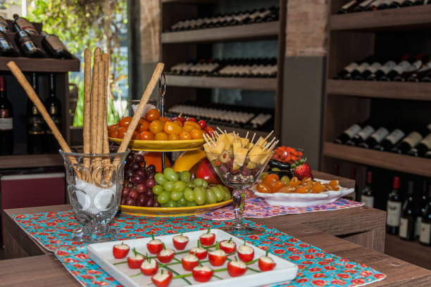 开胃菜在装饰水果和蔬菜之间图片下载