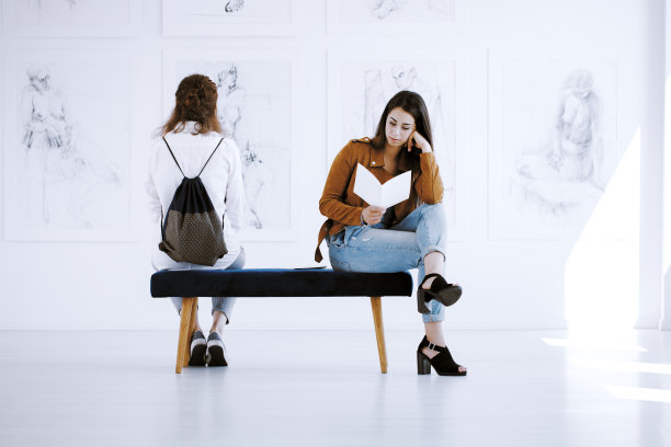 参观者阅读博物馆小册子图片下载