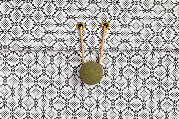 一个装饰纸板盒的特写图片下载