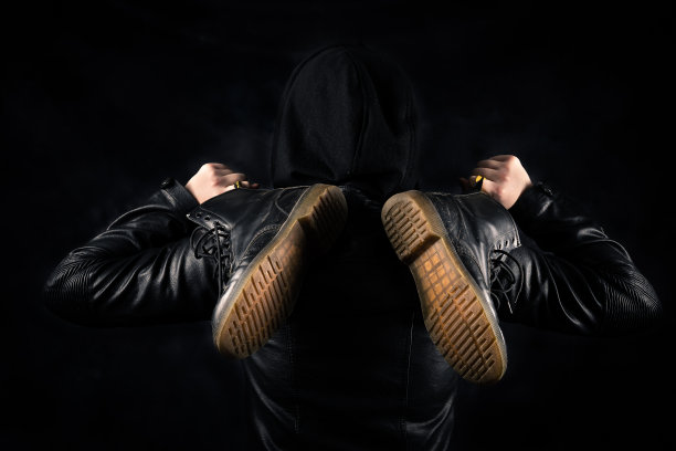 一个把鞋子搭在肩膀上的女人。图片下载