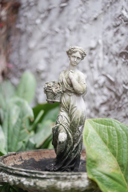 花园雕像。室外花园里装饰着一尊古罗马妇女的古老石像。图片下载