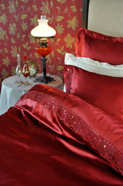 红色和白色床单图片下载